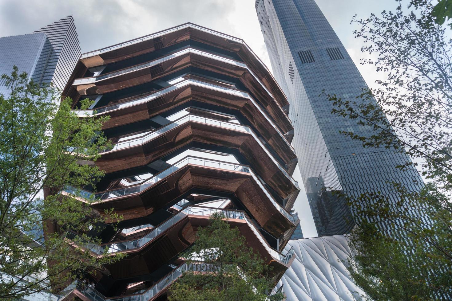 ciudad de nueva york, usa-agosto 7, 2019-vista de la estructura arquitectónica llamada buque en manhattan durante un día nublado foto