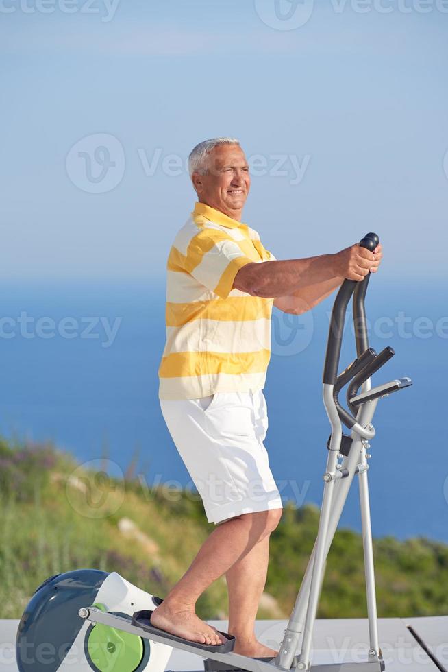 hombre mayor sano haciendo ejercicio foto