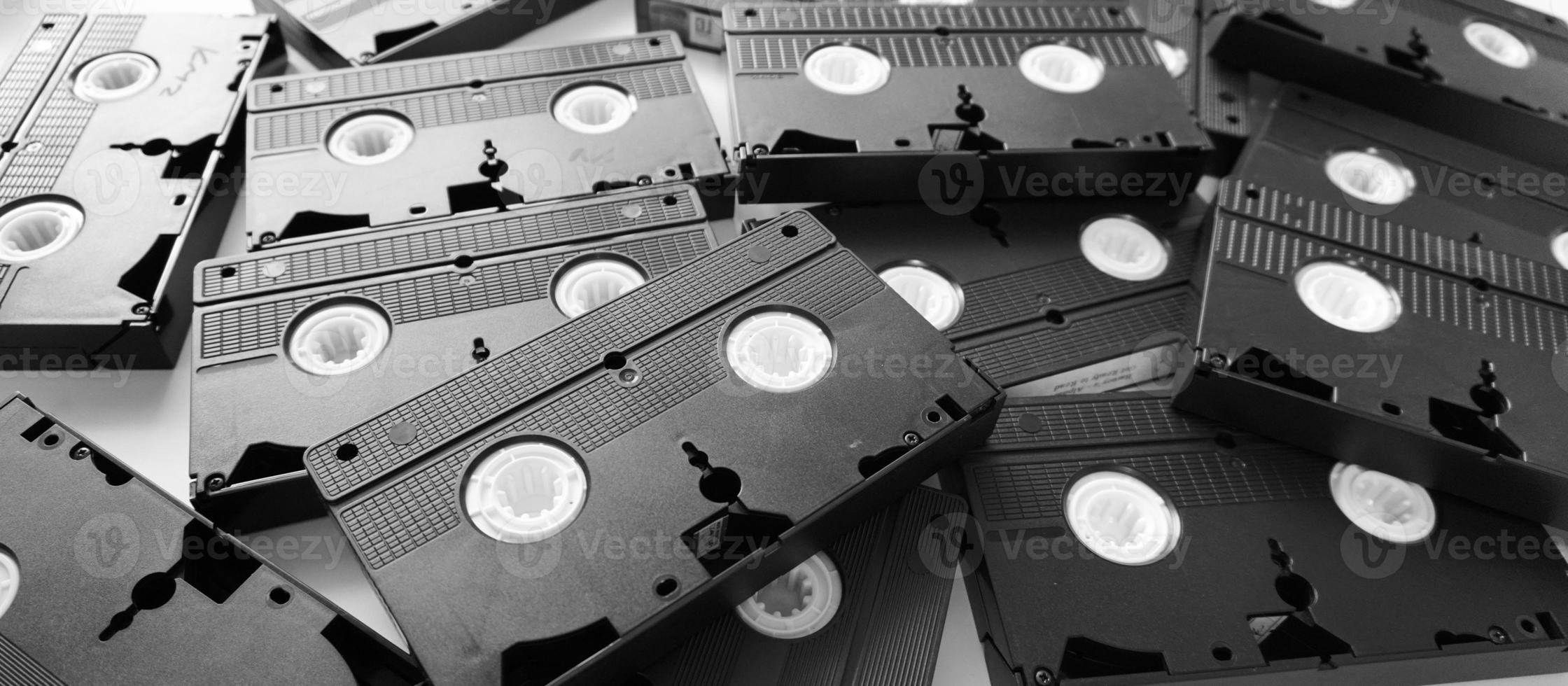 pila desordenada de cintas vhs. casetes de cinta de sistema doméstico de vídeo. foto