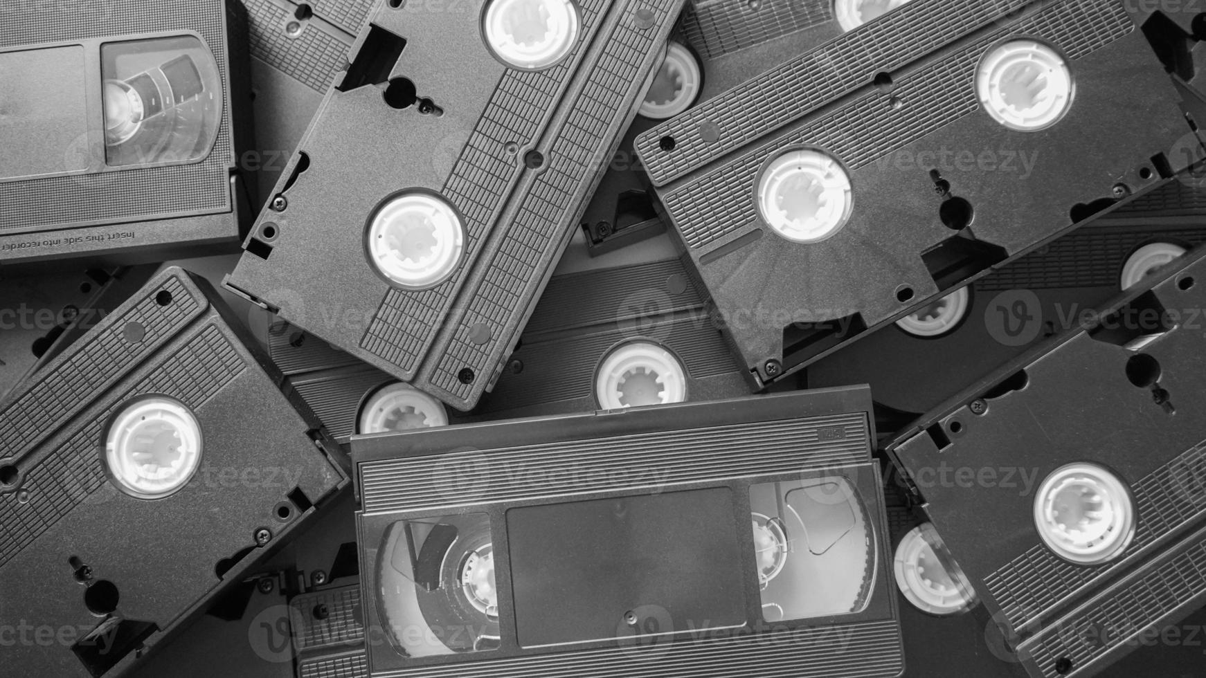 pila desordenada de cintas vhs. casetes de cinta de sistema doméstico de vídeo. foto