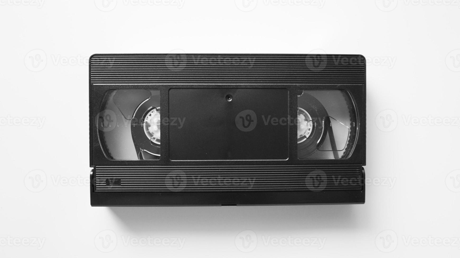 Parte delantera de la cinta vhs. Casete de cinta de sistema doméstico de vídeo sobre fondo blanco. foto