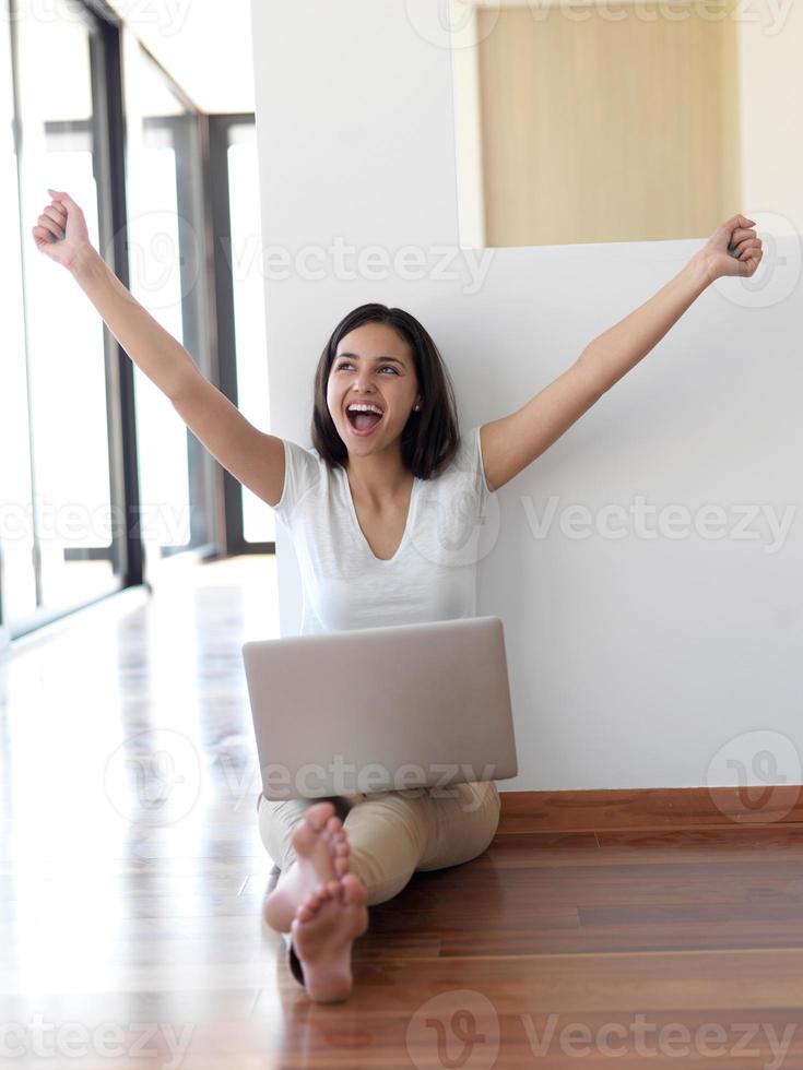 mujer joven relajada en casa trabajando en una computadora portátil foto