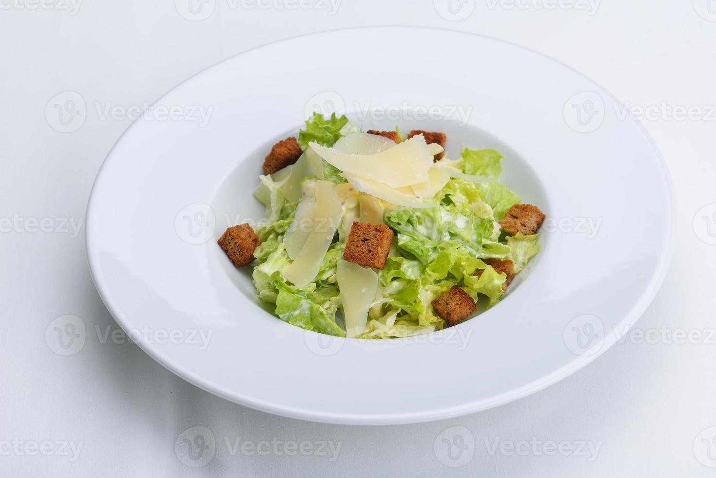 ensalada en superficie blanca foto