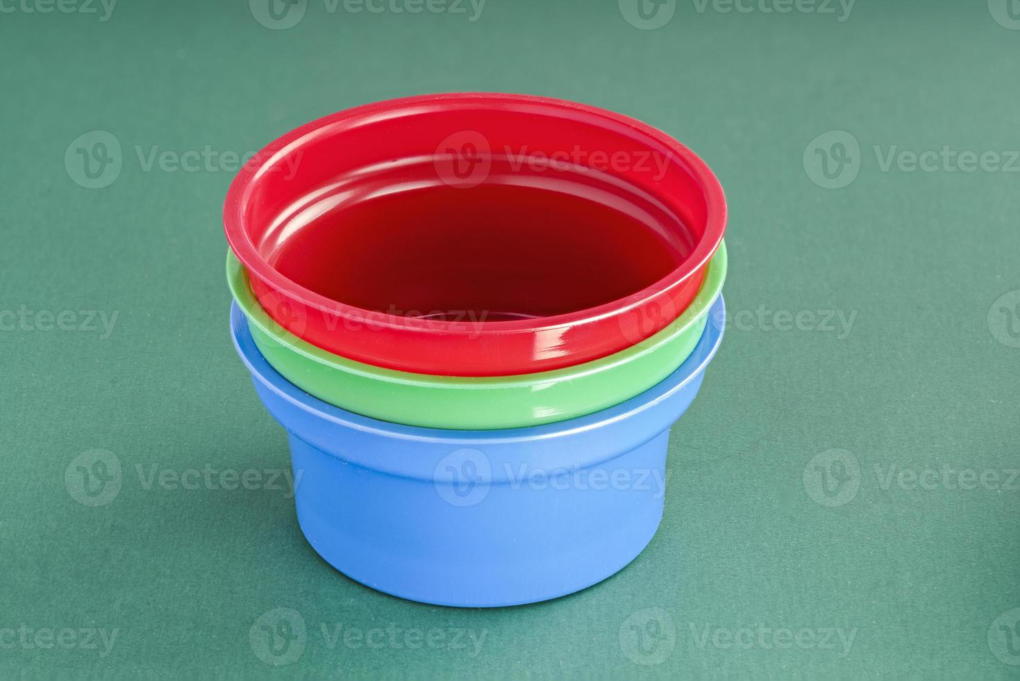 vasos de plástico para productos lácteos foto