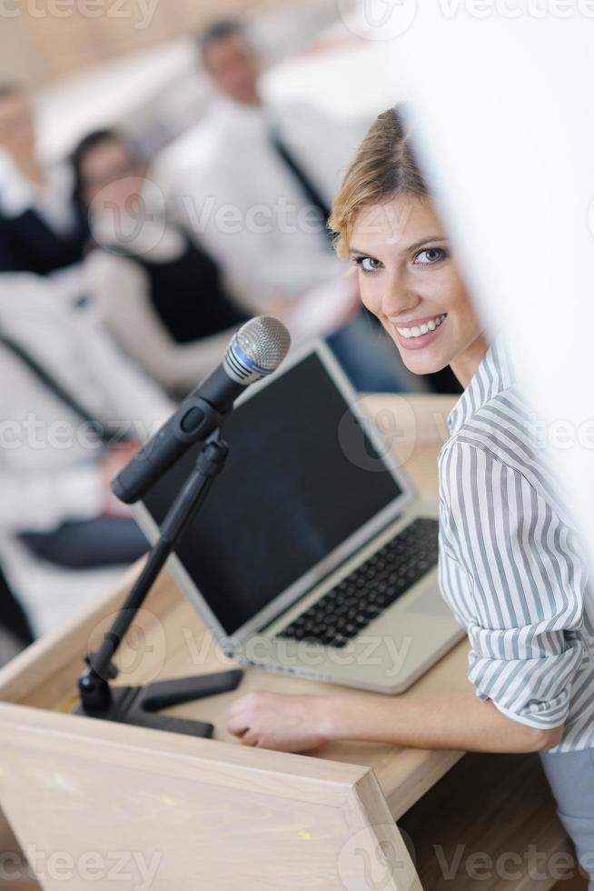 mujer de negocios dando presentación foto