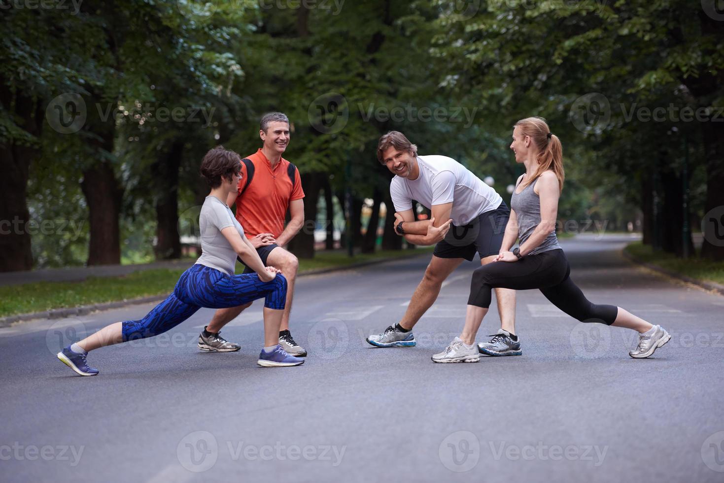 trotar grupo de personas estiramiento foto