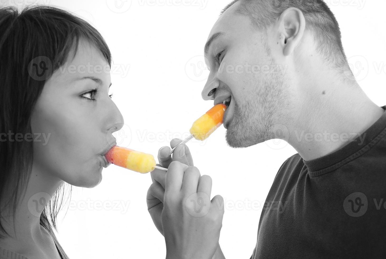 comiendo palitos de helado foto