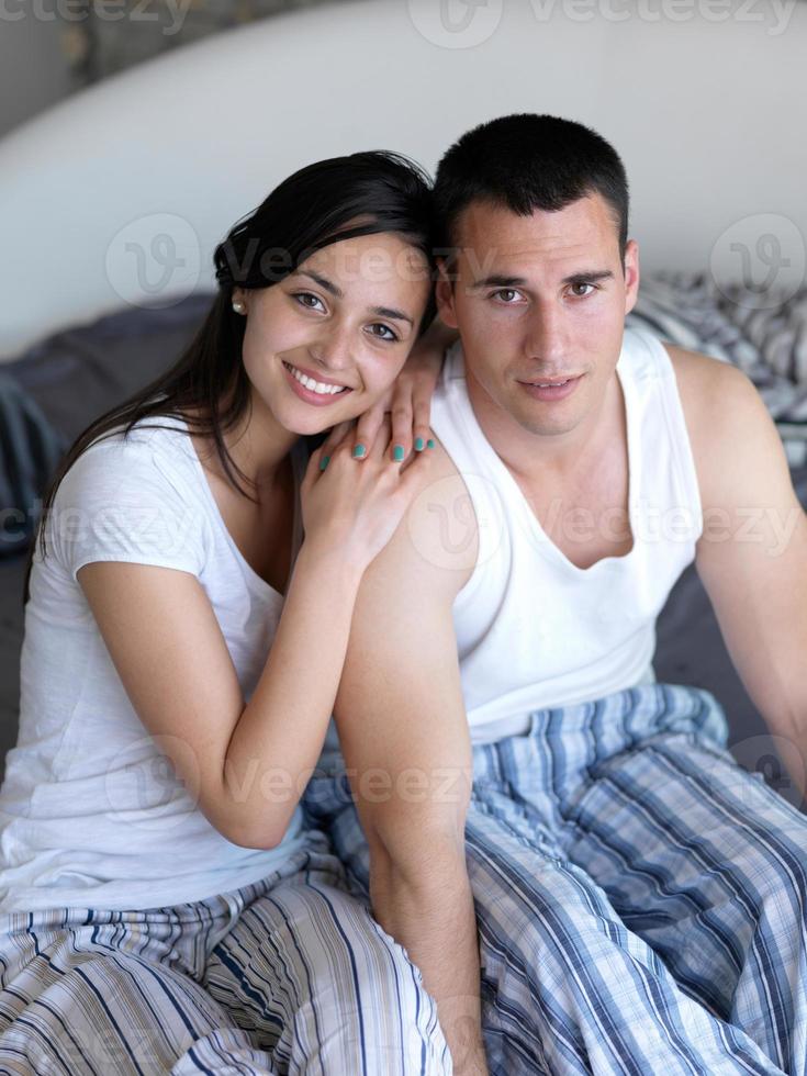 pareja relajarse y divertirse en la cama foto