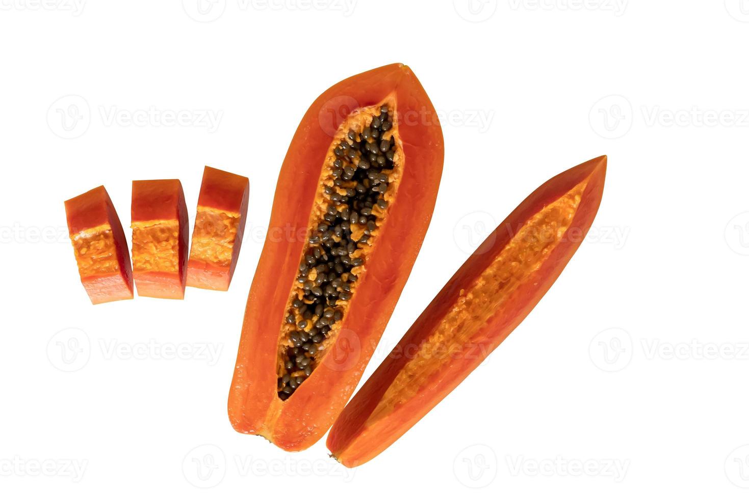 Rodaja de papaya fresca aislado sobre fondo blanco. foto