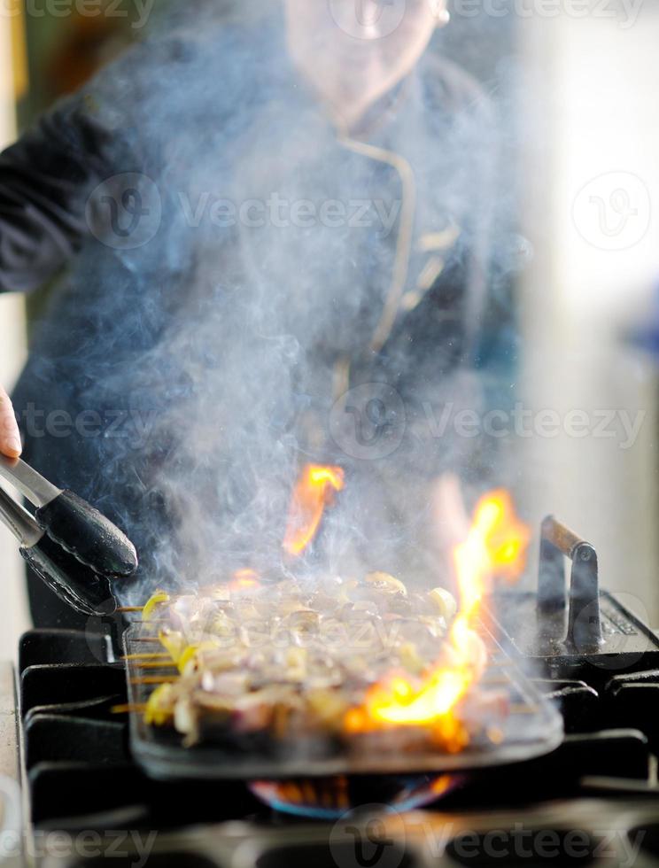 chef preparando comida foto