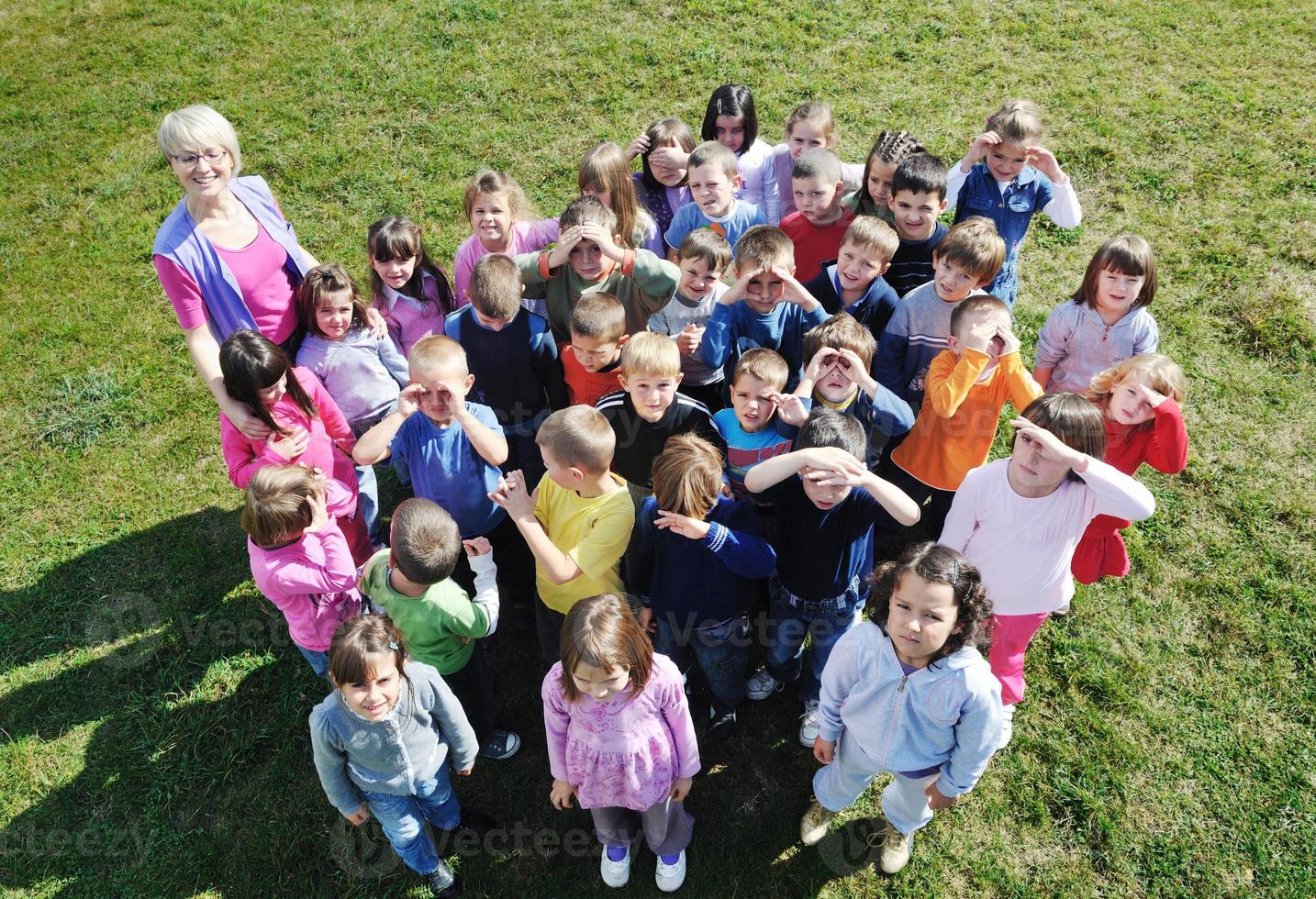 los niños en edad preescolar al aire libre se divierten foto