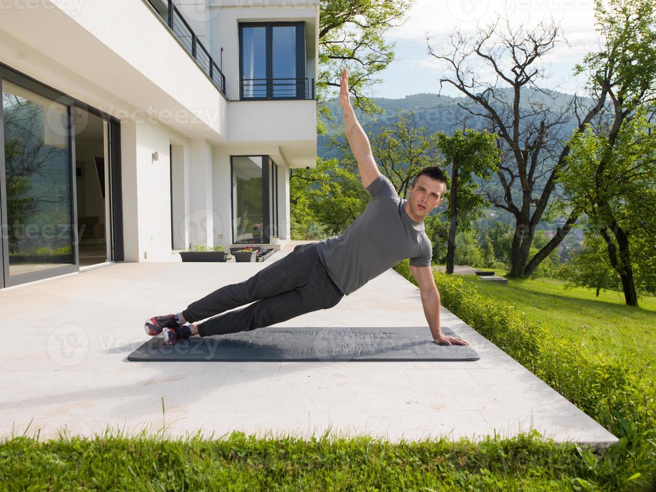 hombre haciendo ejercicios de yoga por la mañana foto