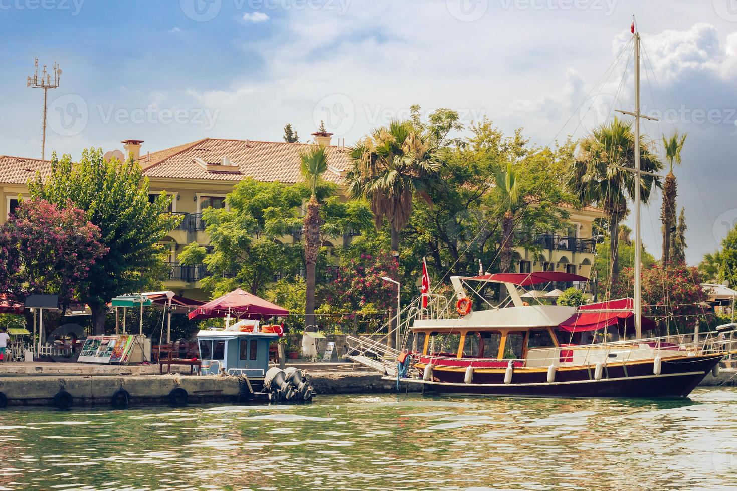 barcos turísticos de río amarrados en el muelle del río dalyan, mugla, turquía. foto