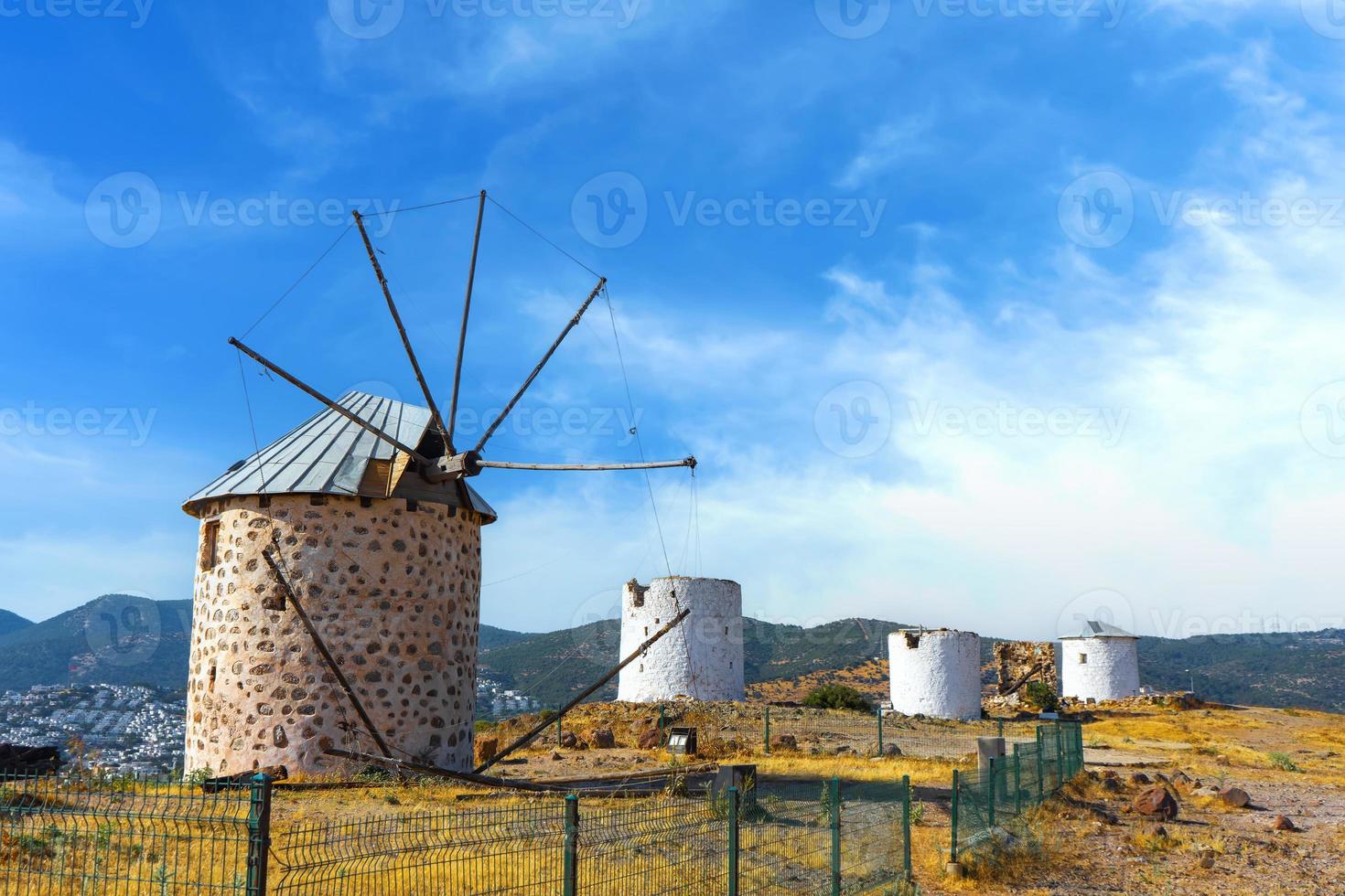 molinos de viento de bodrum en la colina contra el cielo azul, destino de viaje de turquía foto