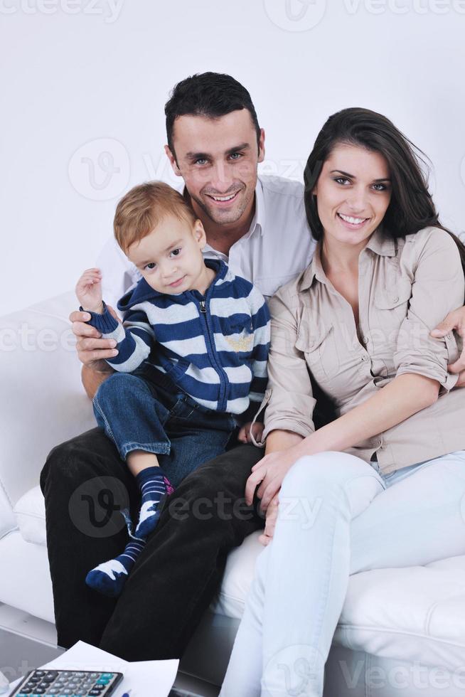 familia joven feliz divertirse en casa foto