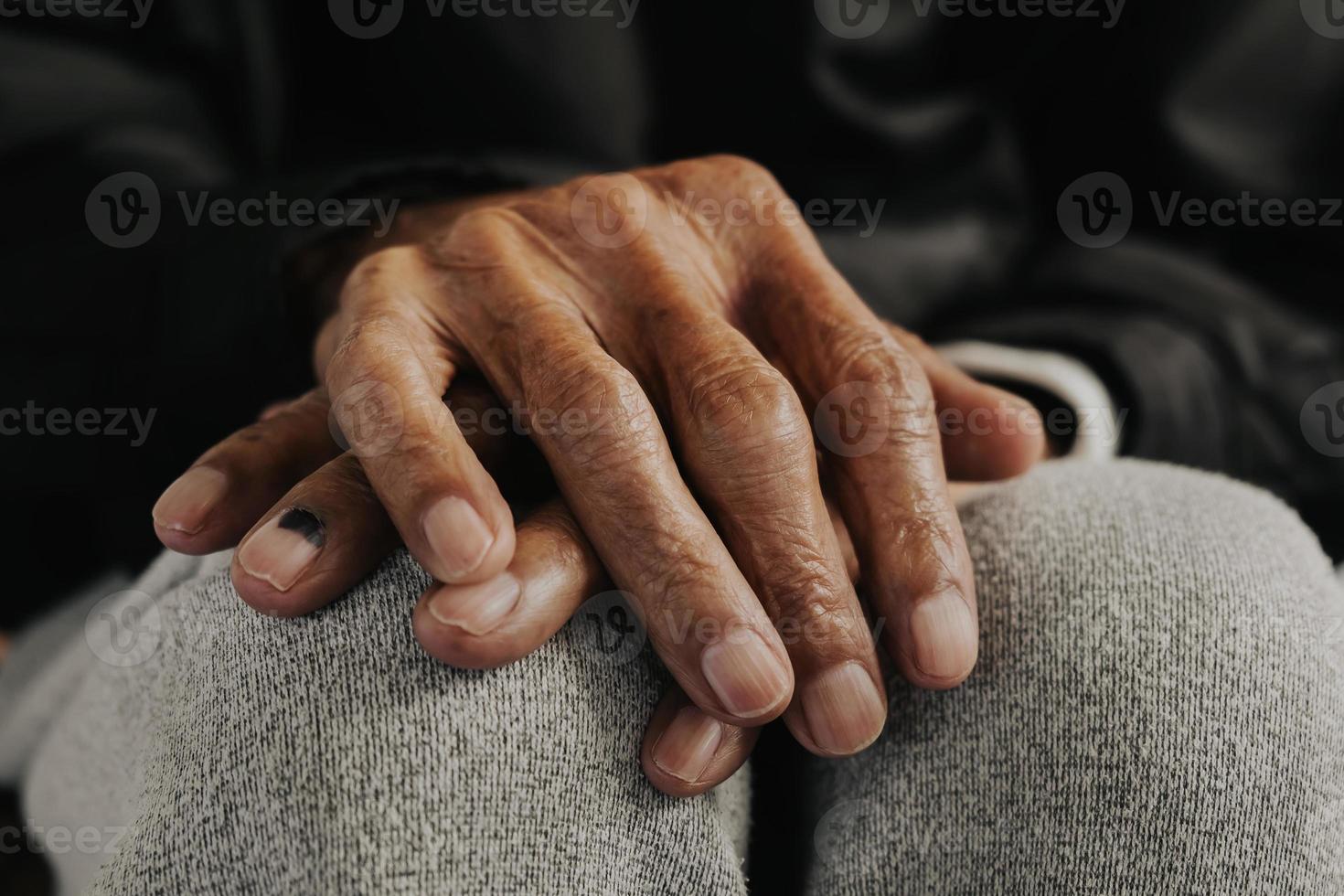 primer plano de las manos arrugadas masculinas, el anciano lleva un tono vintage foto