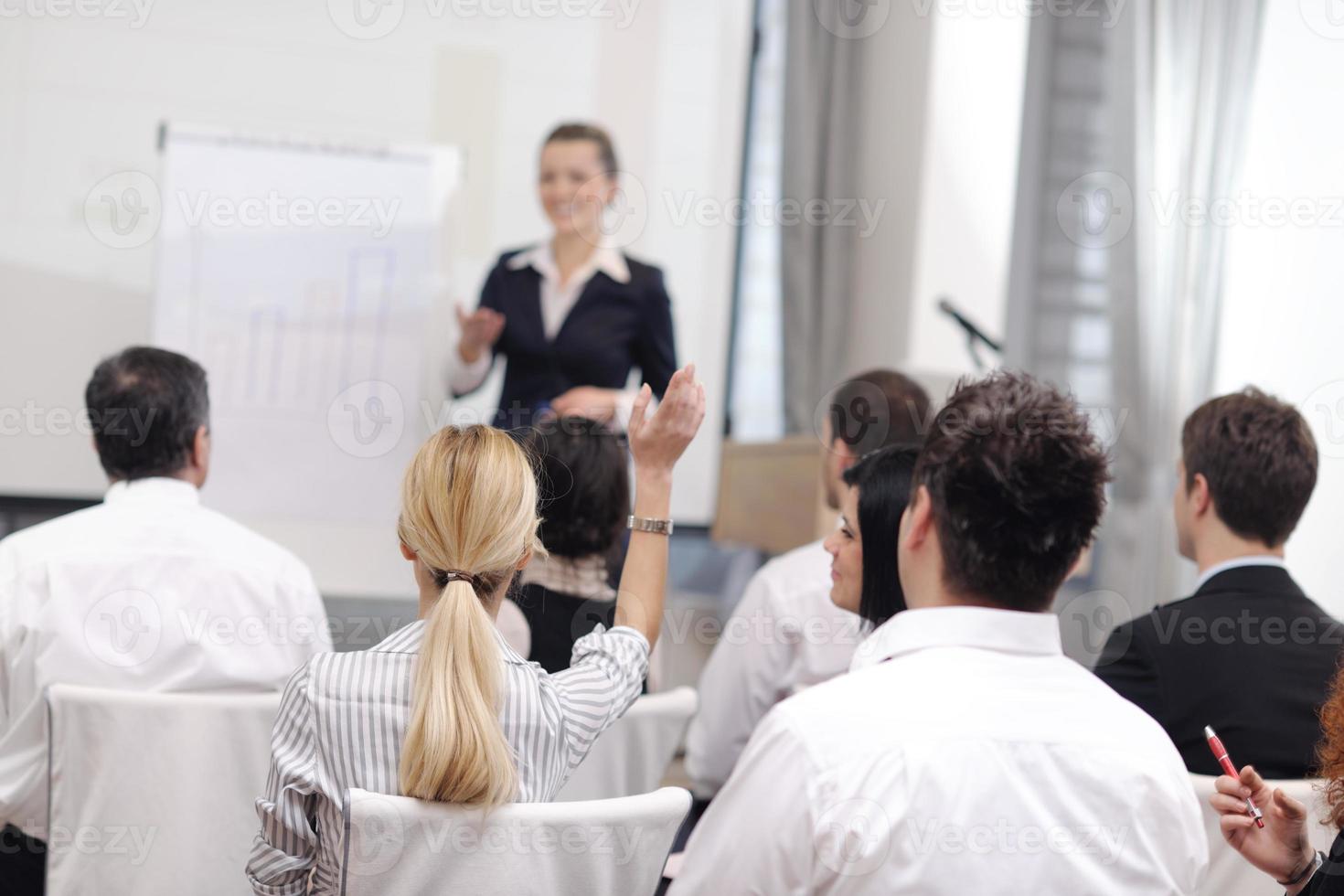 mujer de negocios dando presentación foto