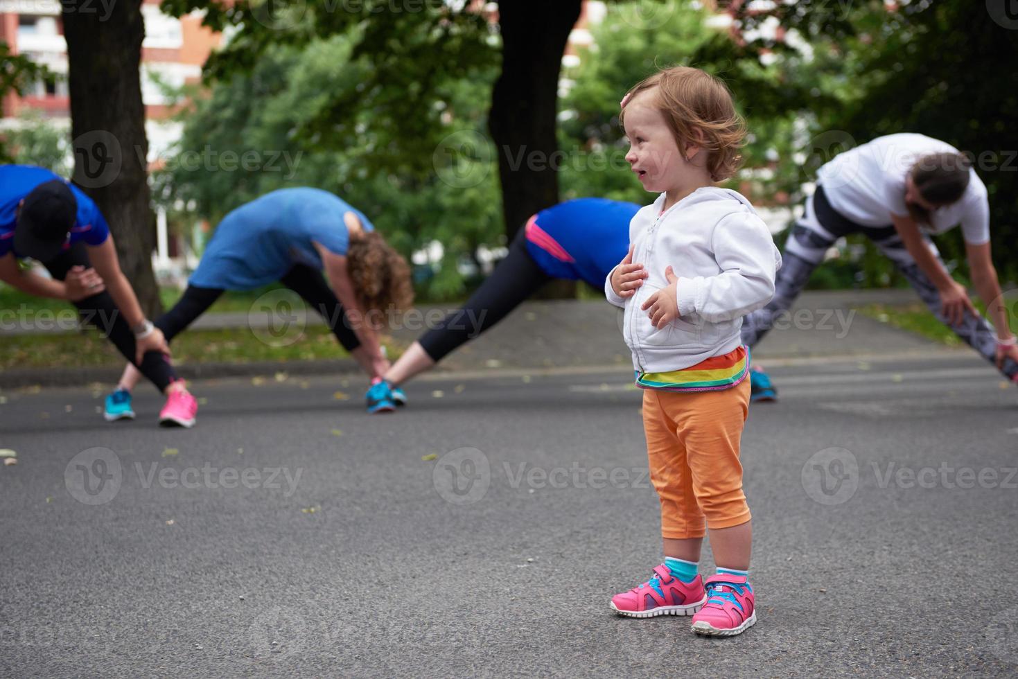 trotar grupo de personas divertirse con la niña foto