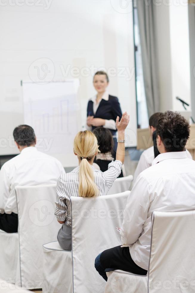 mujer de negocios dando presentación foto