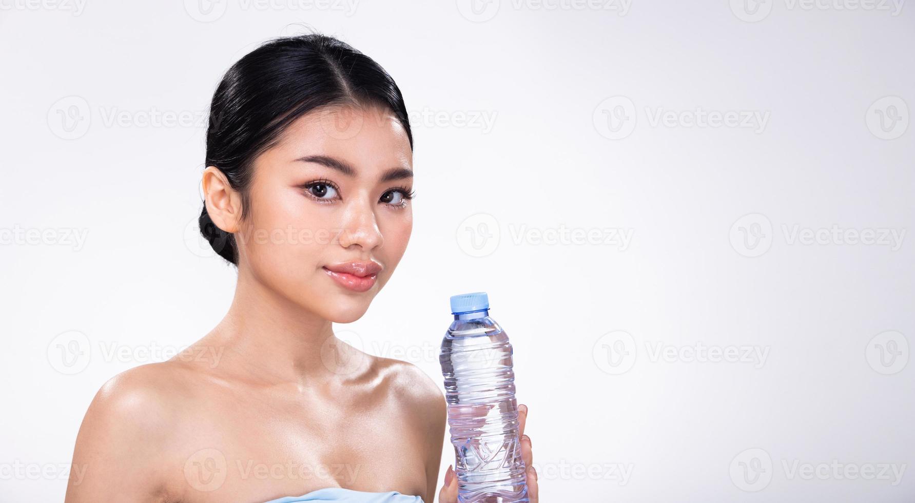 https://static.vecteezy.com/system/resources/previews/011/003/998/non_2x/portrait-face-shot-of-young-asian-20s-beautiful-woman-open-shoulder-look-at-camera-photo.jpg