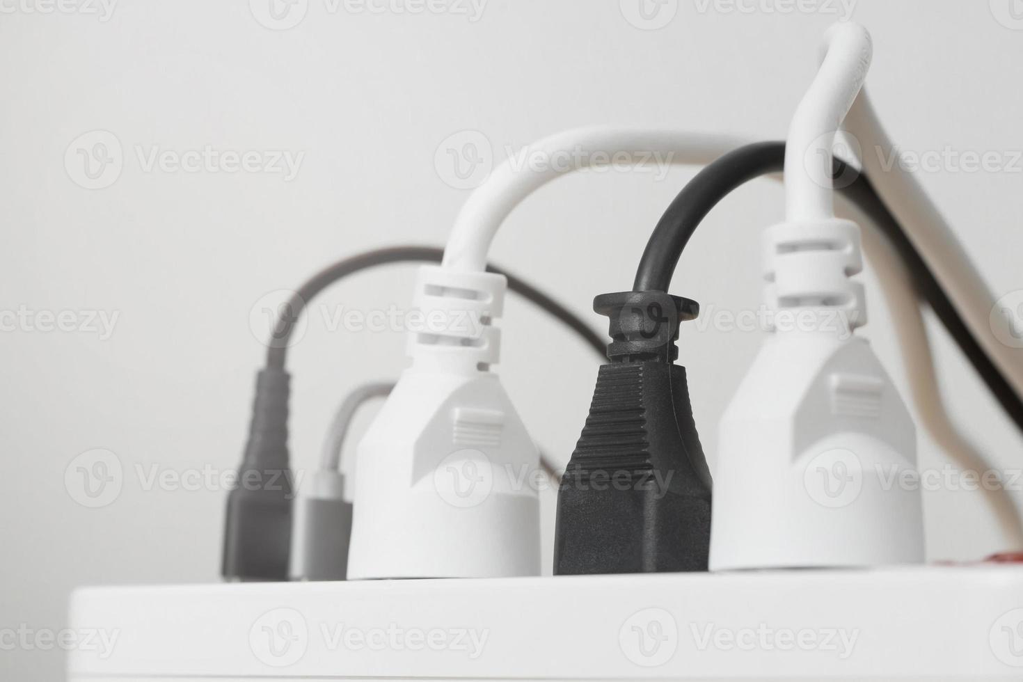 Enchufes de electrodomésticos llenos de todos los enchufes o enchufes juntos. debido al riesgo de provocar un cortocircuito debido al alto calor acumulado en los cables. foto