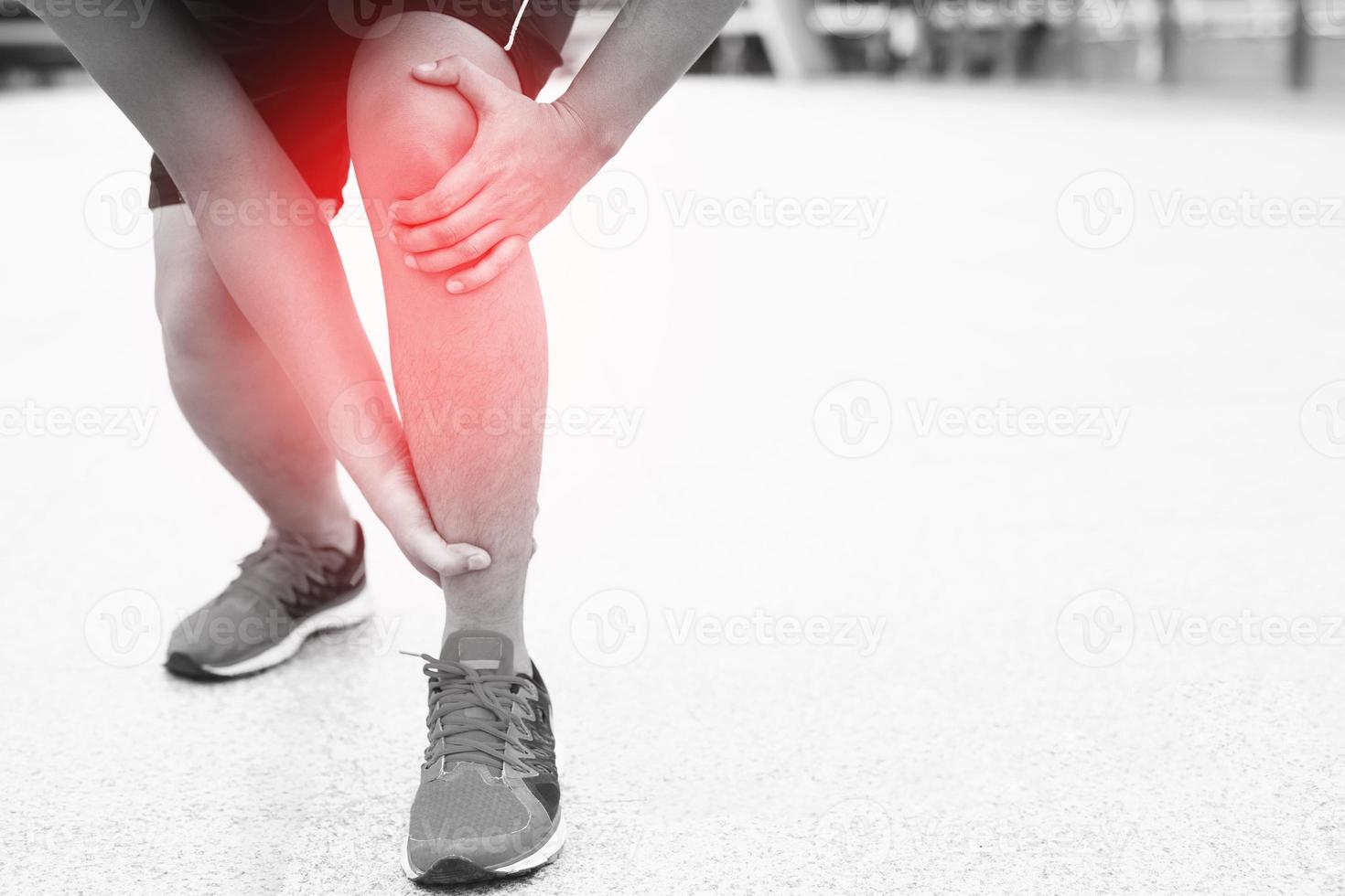 corredor tocando doloroso torcido o roto. entrenamiento de atletas, accidente de subir y bajar escaleras. deporte esguince esguince causa lesión en la rodilla. y dolor con los huesos de la pierna. foto