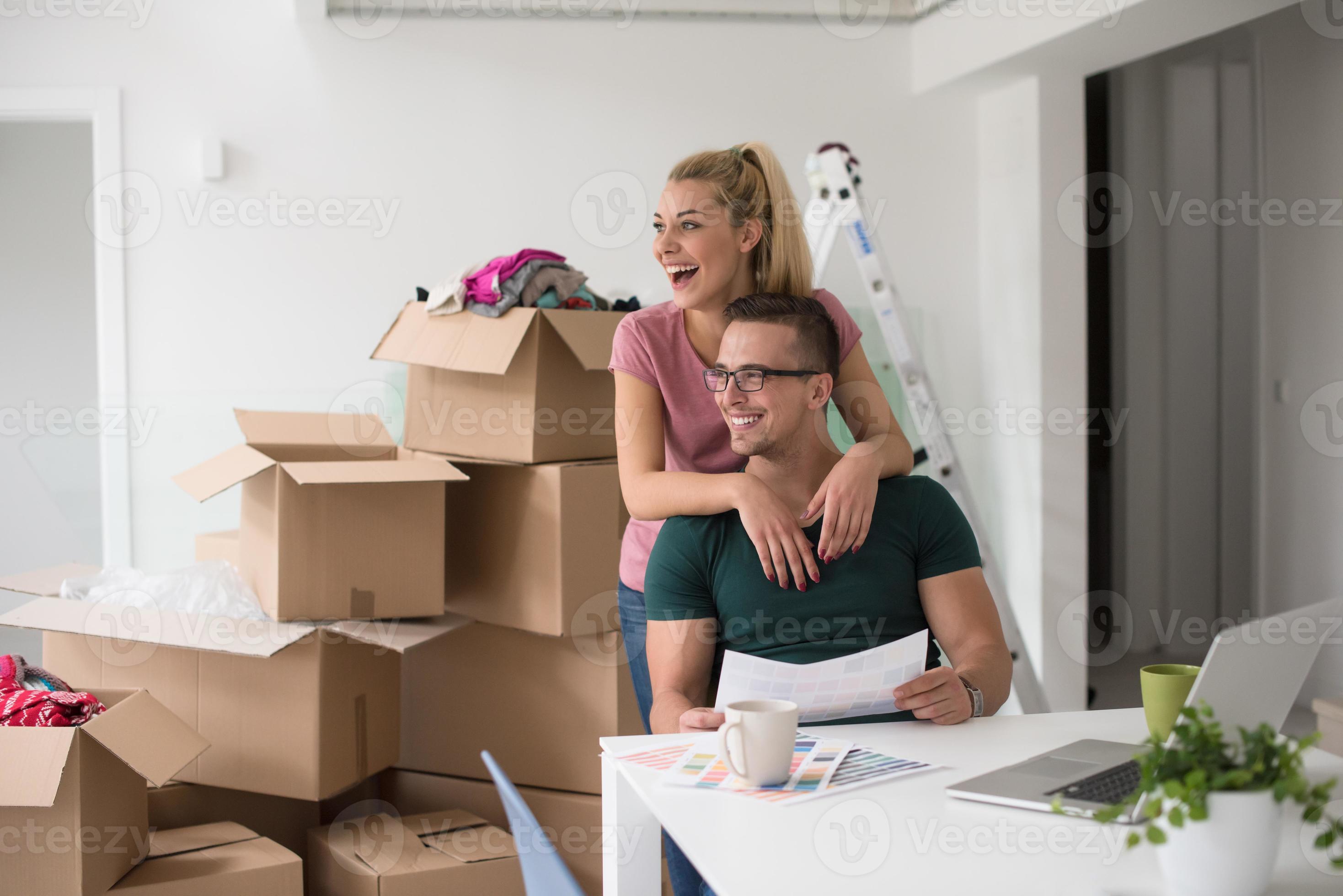Young couple moving in a new home 11004748 Stock Photo at Vecteezy