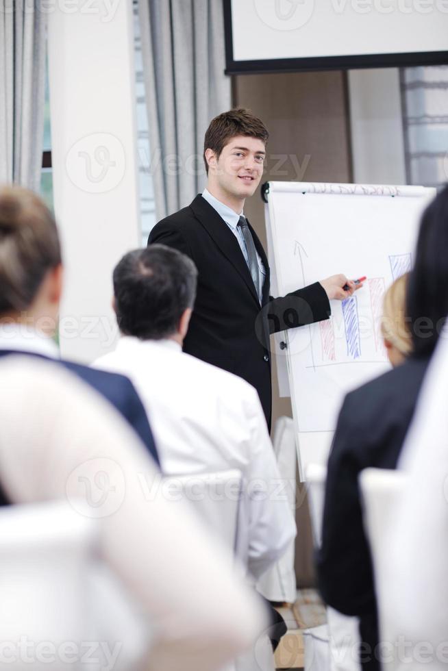 joven hombre de negocios dando una presentación en la conferencia foto