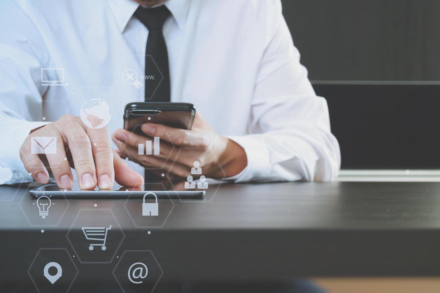 abogado que trabaja con teléfonos inteligentes y tabletas digitales en oficinas modernas foto