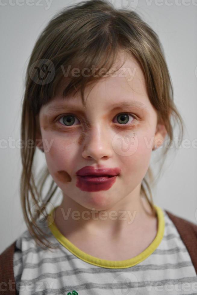 niña jugando con el maquillaje de mamá foto