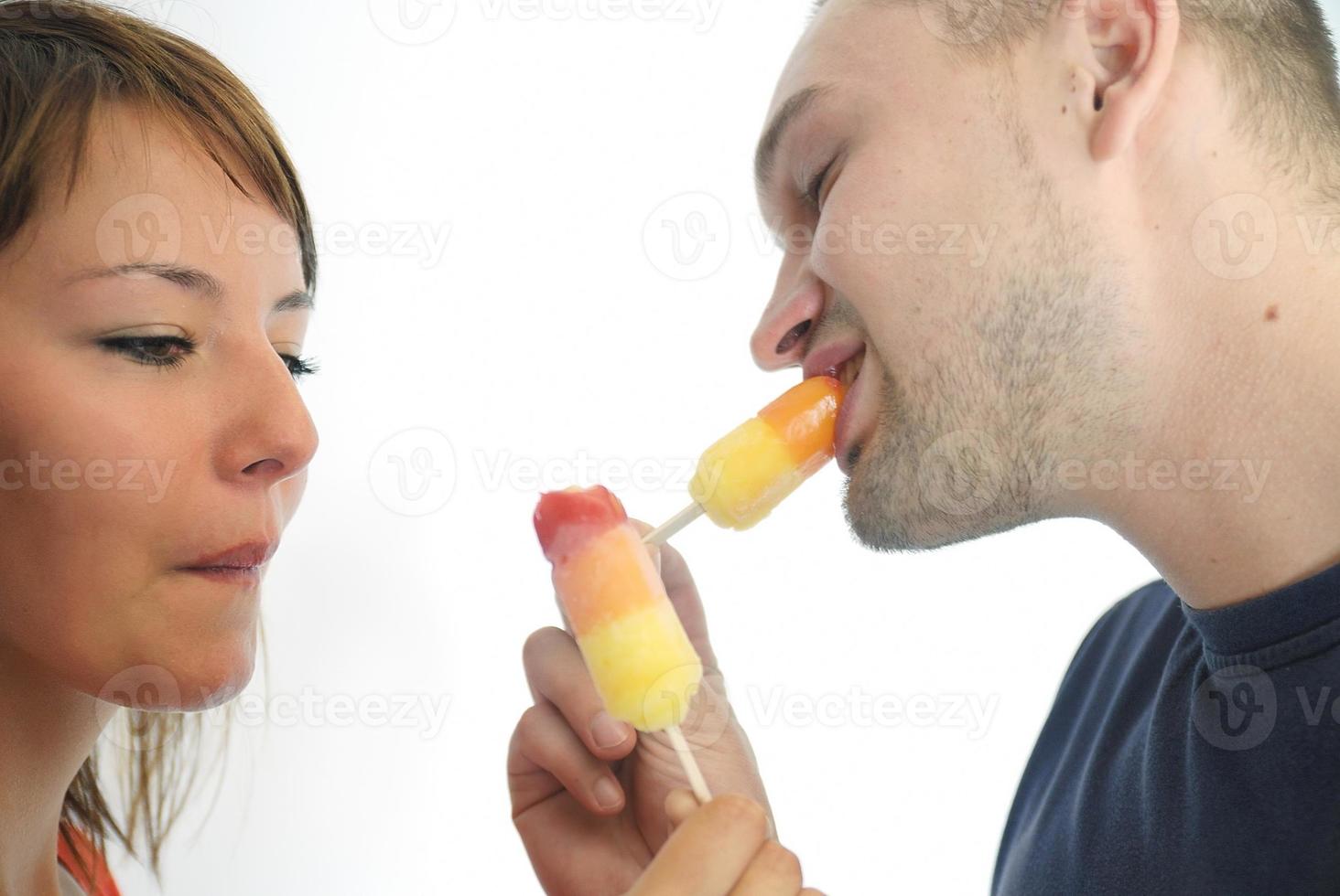 comiendo palitos de helado foto