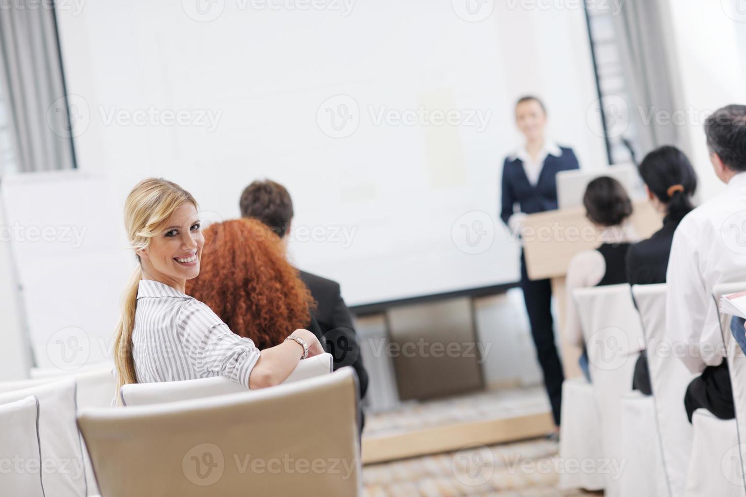 mujer de negocios dando presentación foto