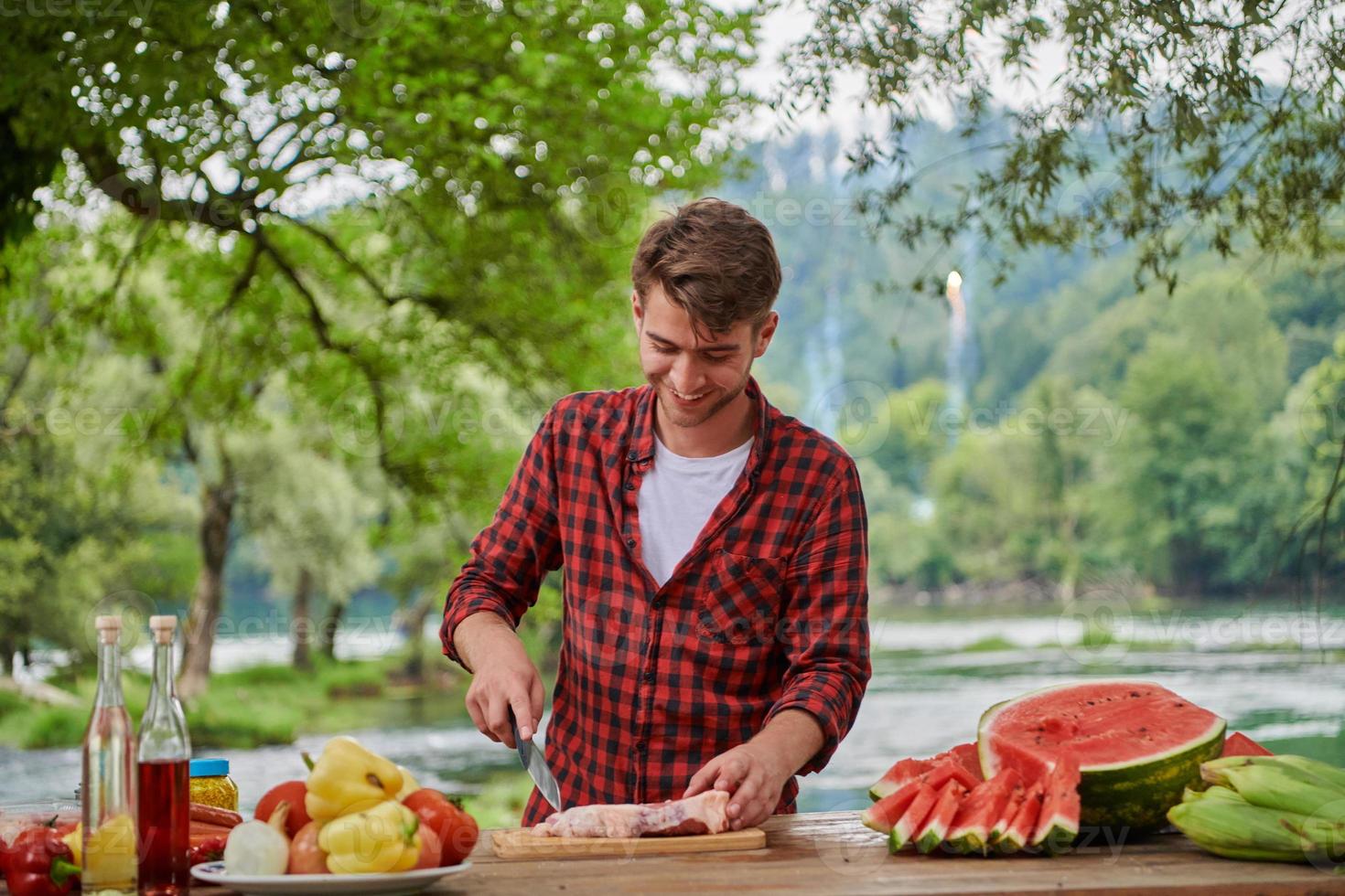 hombre cocinando comida sabrosa para la cena francesa foto