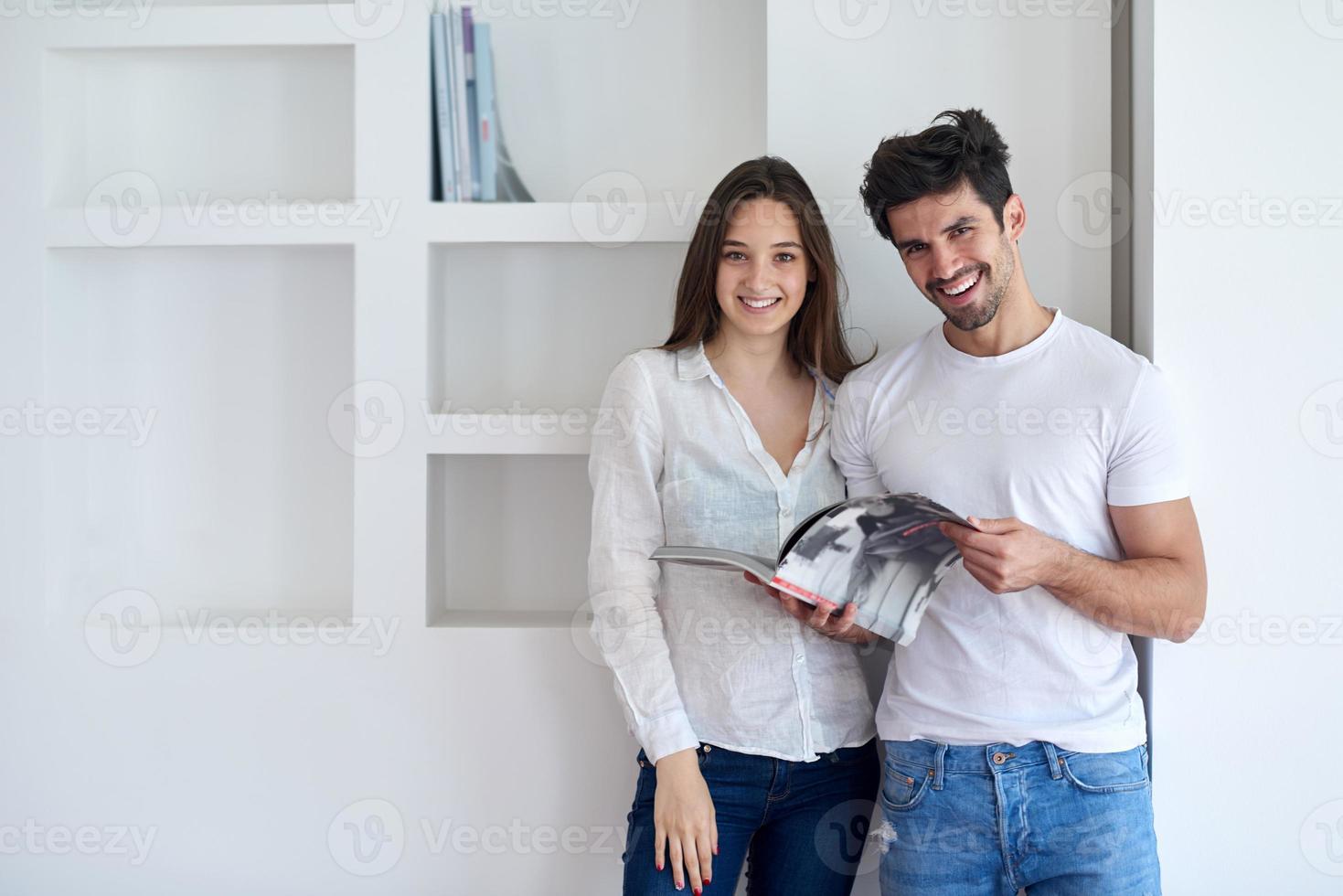 pareja joven relajada en la escalera de casa foto
