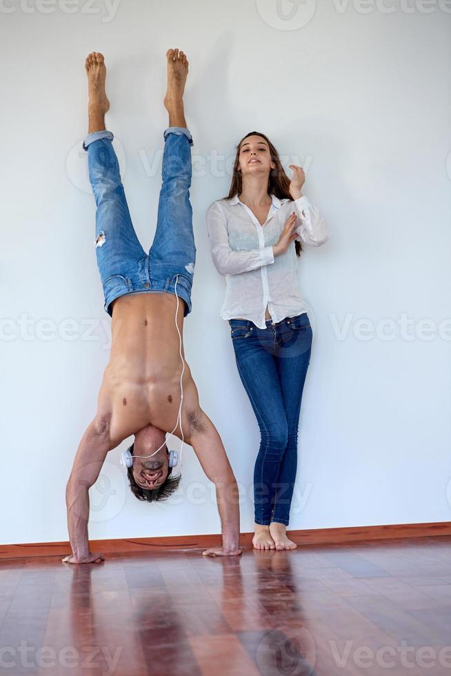 feliz joven pareja romántica diviértete arelax relájate en casa foto