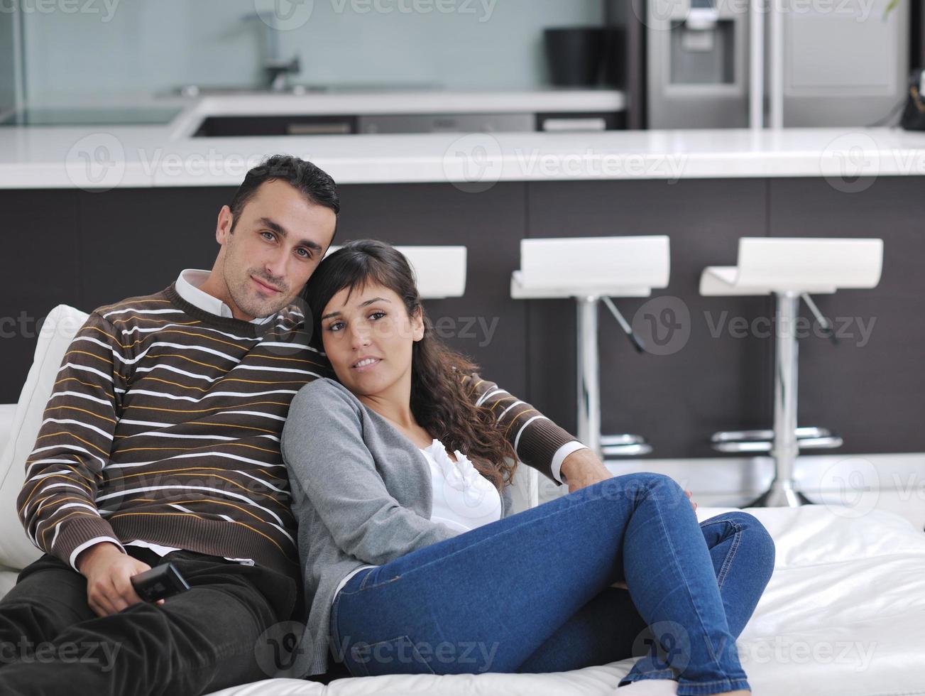 pareja joven relajada viendo la televisión en casa foto