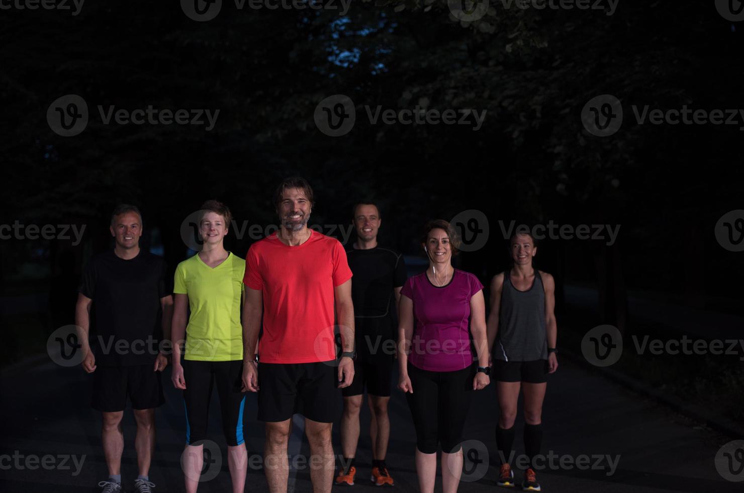 equipo de corredores en el entrenamiento nocturno foto