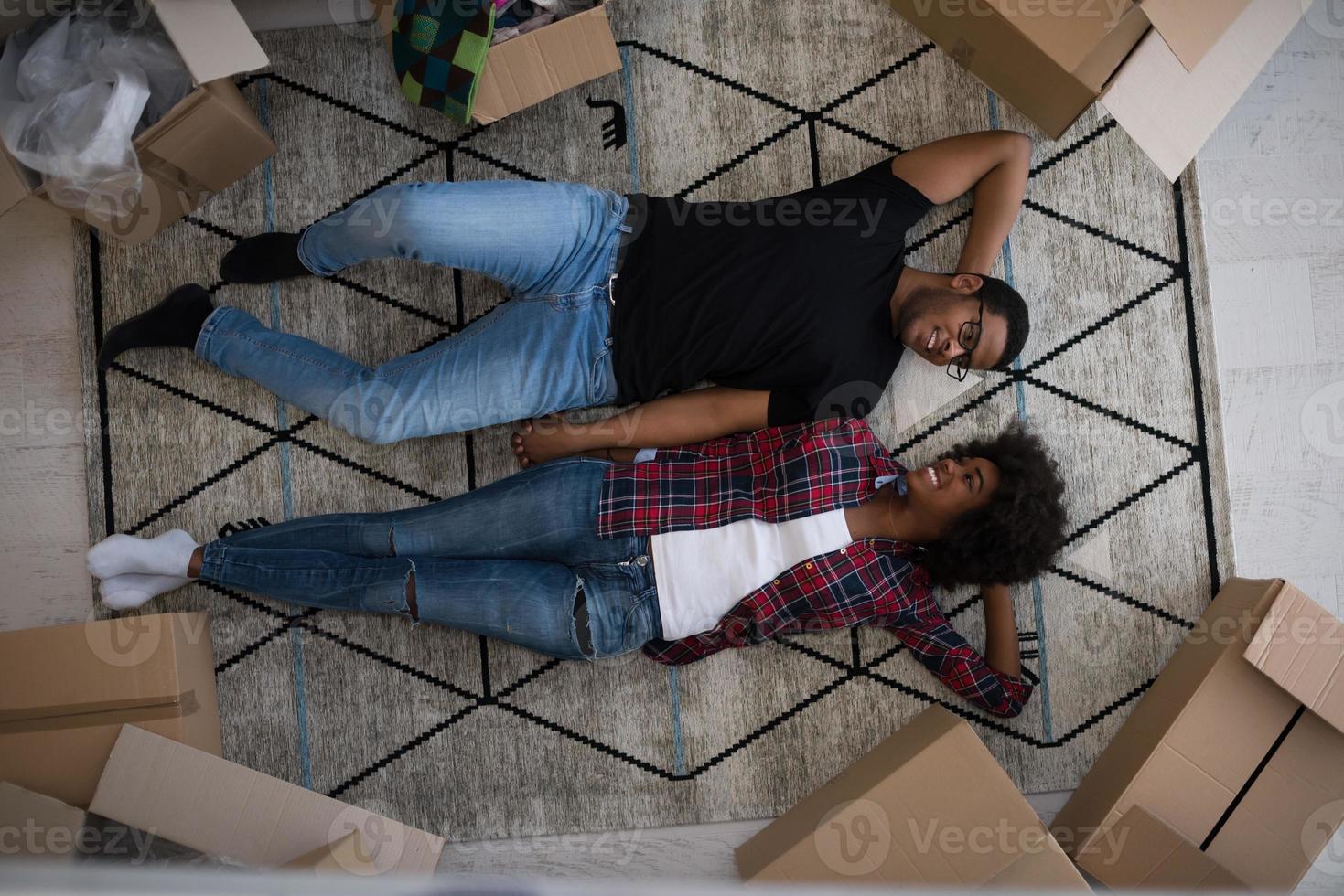 vista superior de la atractiva joven pareja afroamericana foto