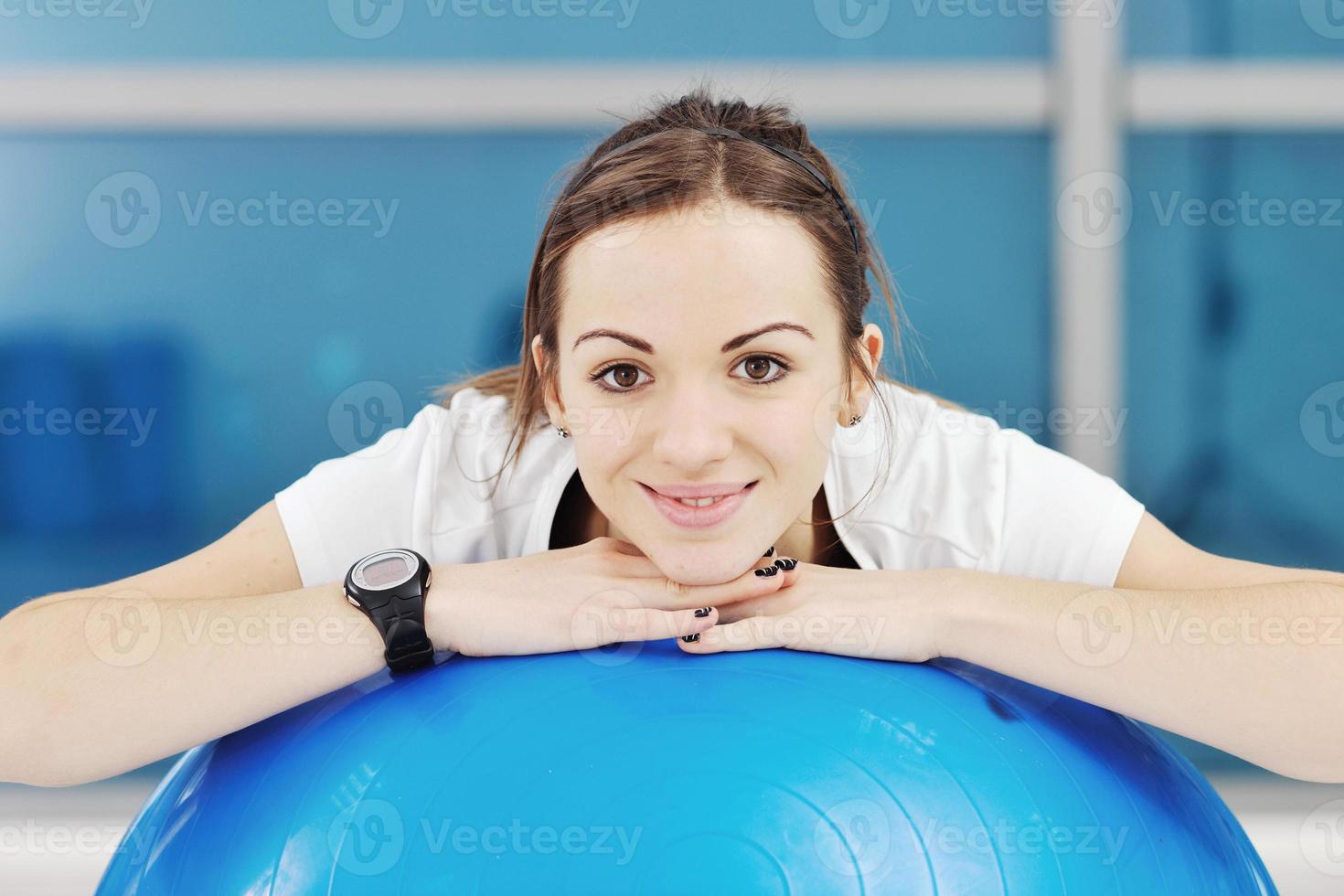 entrenamiento de fitness de mujer joven foto