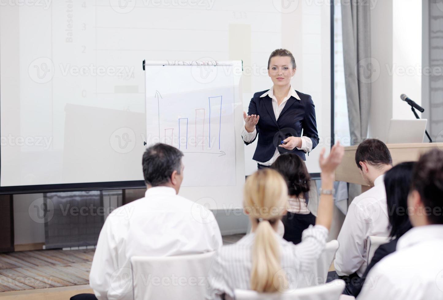 mujer de negocios dando presentación foto