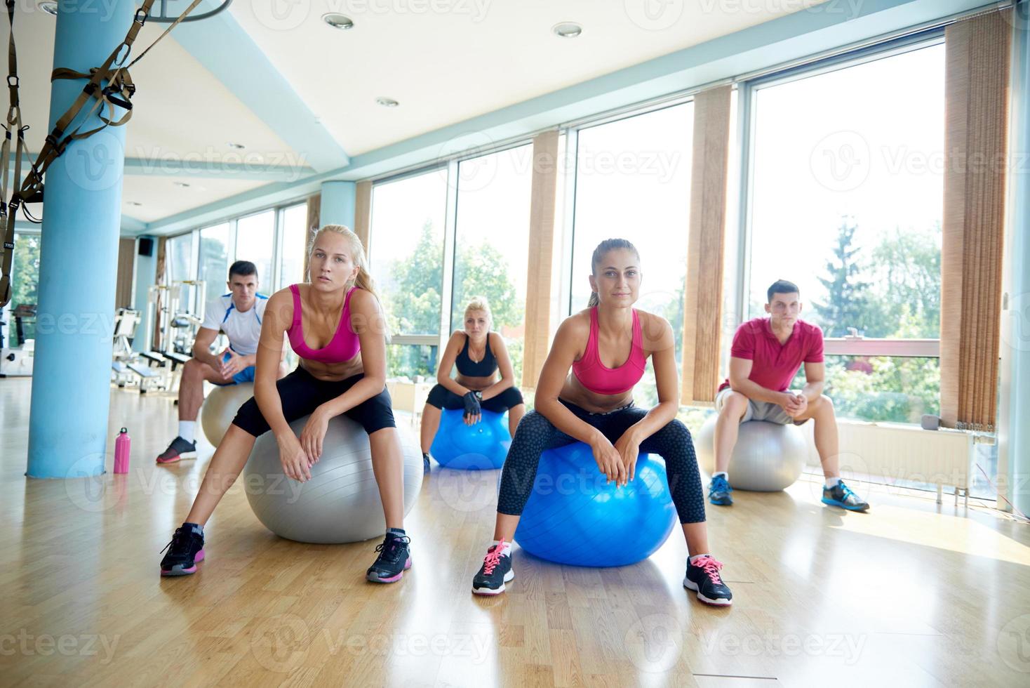 grupo de personas hacen ejercicio con pelotas en clase de yoga foto