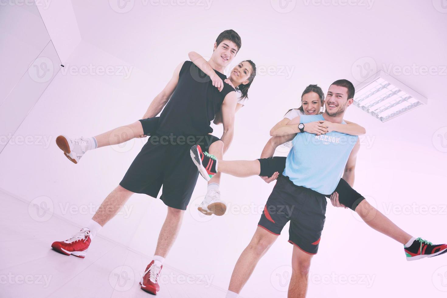 grupo de jóvenes en el gimnasio foto