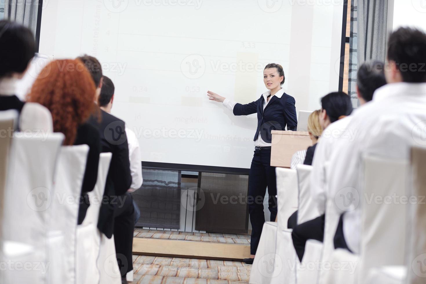 mujer de negocios dando presentación foto