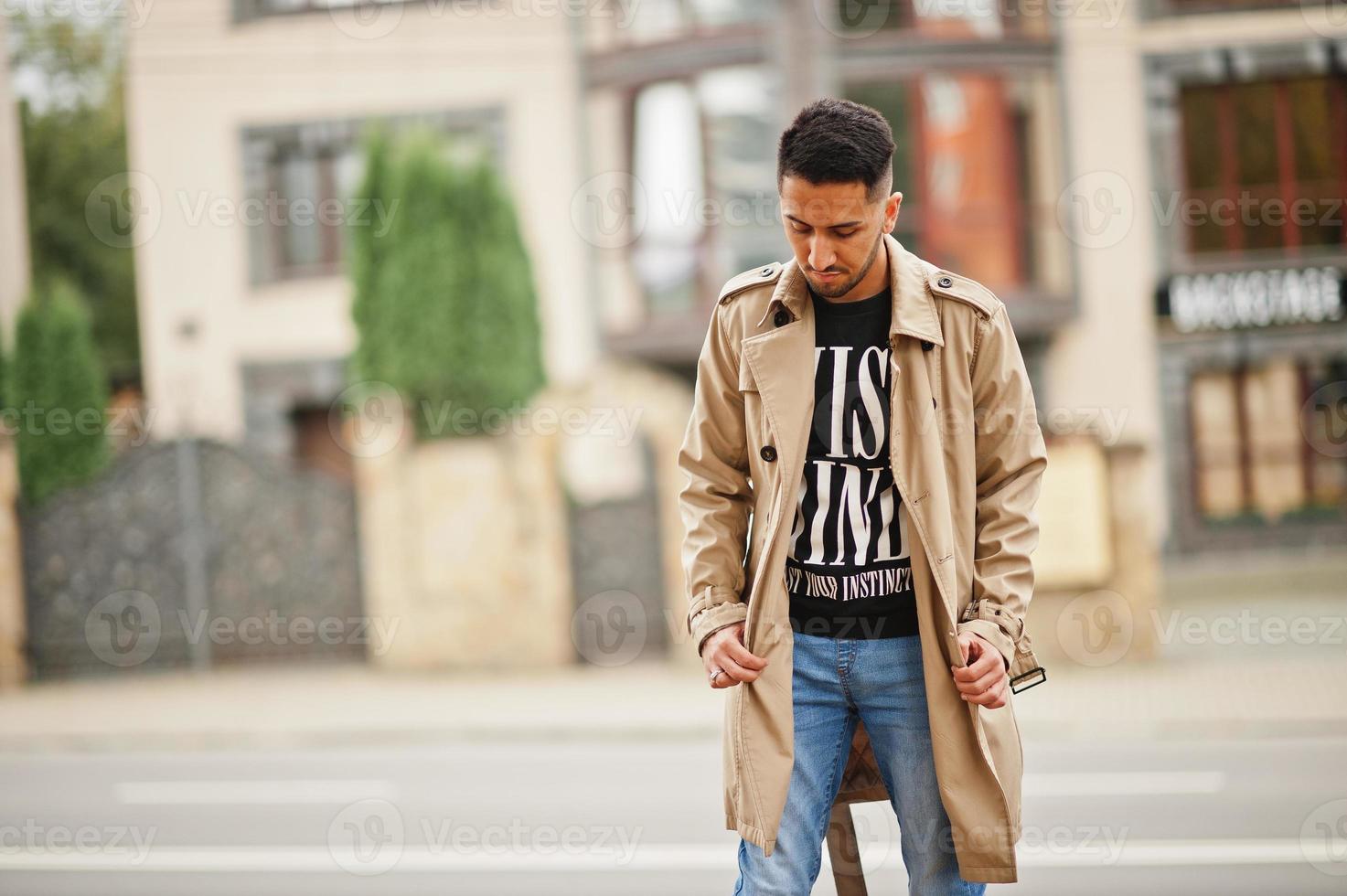 hombre kuwaití con estilo en gabardina. foto