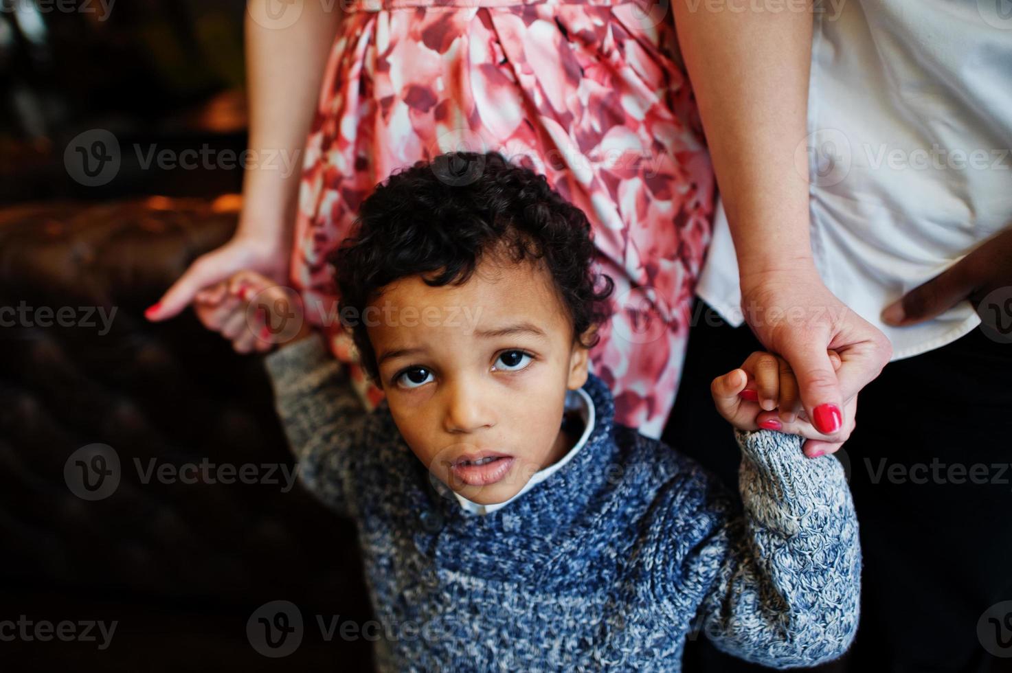 feliz familia multiétnica con niño chico pasar tiempo en el restaurante. relaciones de hombre africano y mujer europea blanca. foto