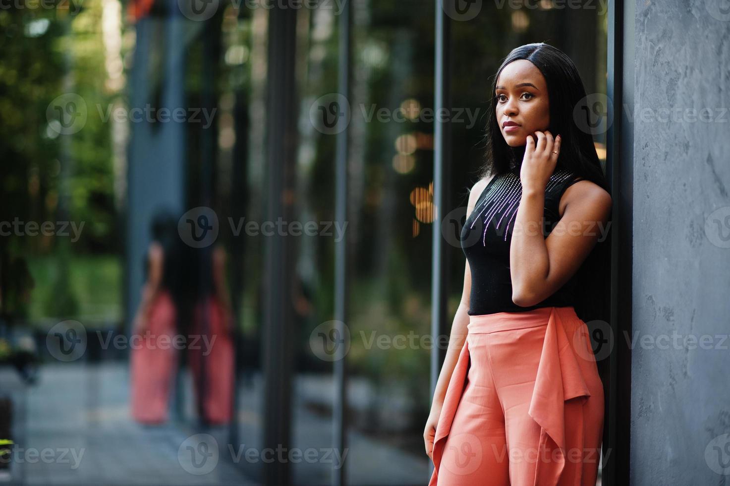 mujer afroamericana de moda en pantalones de melocotón y blusa negra posan al aire libre. foto
