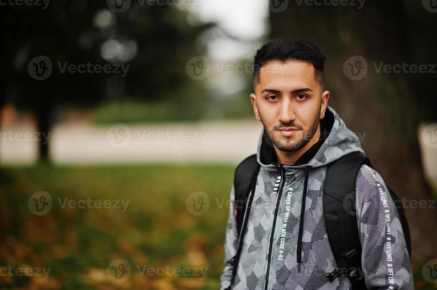 estudiante kuwaití hombre desgaste en sudadera con capucha con mochila. foto