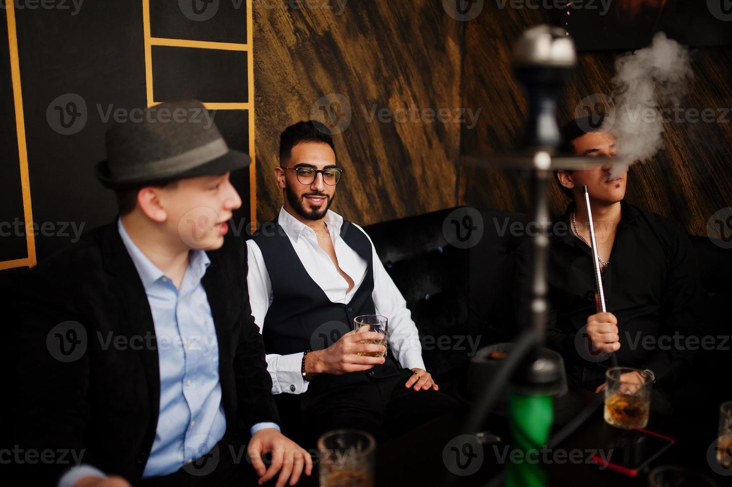 un grupo de gángsters de hombres guapos retro bien vestidos pasan tiempo en el club, fumando narguile. despedida de soltero multiétnico de la mafia en el restaurante. 11014936 Foto de stock en un grupo de gángsters de hombres guapos retro bien vestidos pasan tiempo en el club, fumando narguile. despedida de soltero multiétnico de la mafia en el restaurante. 11014936 Foto de stock en