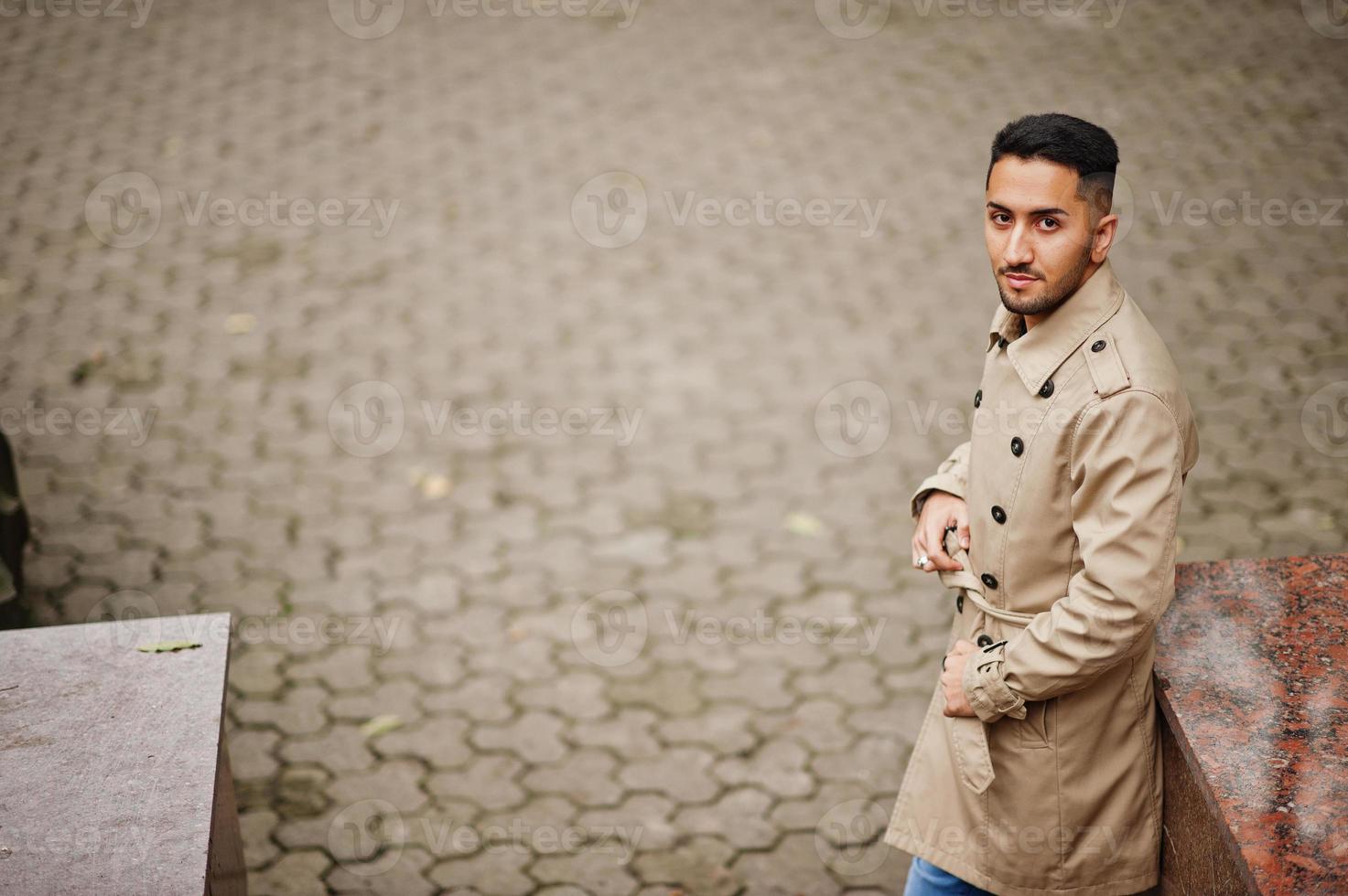 hombre kuwaití con estilo en gabardina. foto