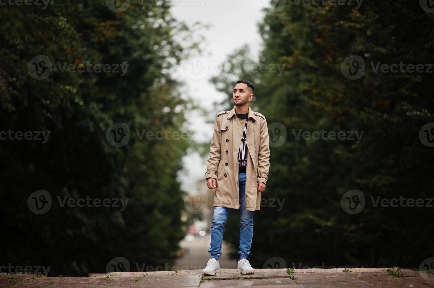 hombre kuwaití con estilo en gabardina. foto